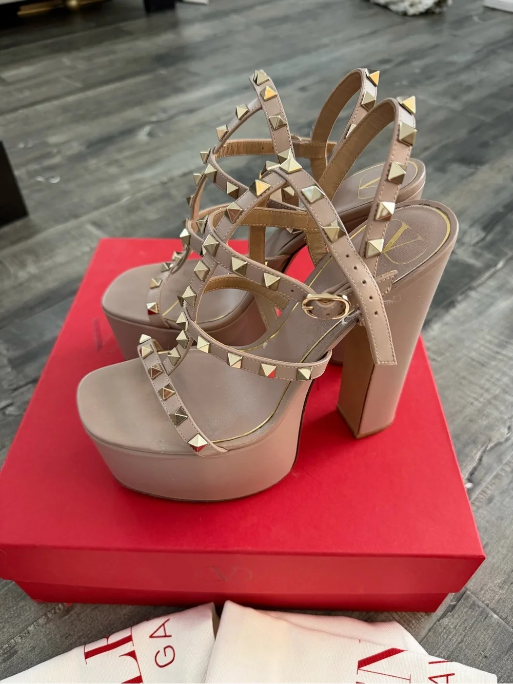 Valentino excellent pre